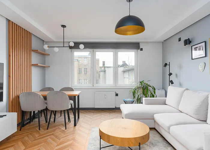 Czysta Modern By Bookinghost